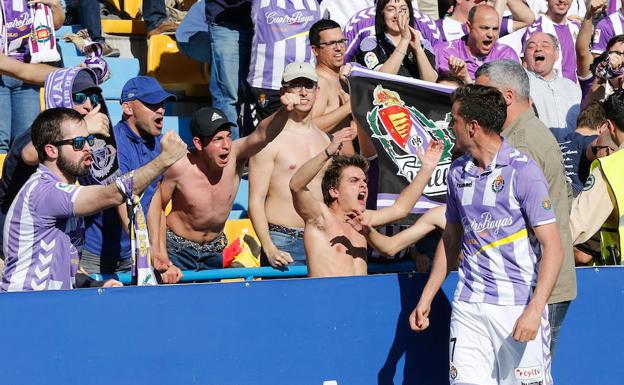 Villar celebra uno de sus goles con los afcionados en Alcorcón/