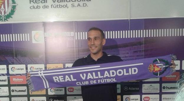 Nacho Martínez posa con la bufanda del Real Valladolid durante su presentación.