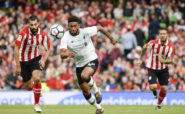 Villalibre persigue a un jugador del Liverpool durante uno de los encuentros de pretemporada del Athletic