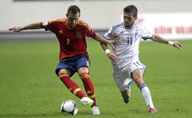 Gianniotas, con Grecia, intenta incomodar al internacional español Paco Alcácer