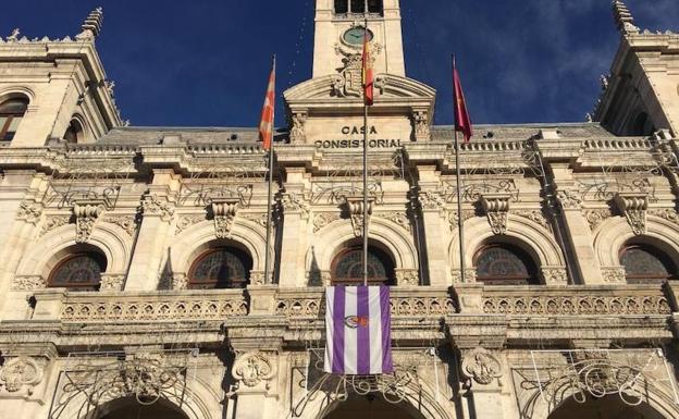 La bandera con los colores y el escudo del Real Valladolid luce en el balcón de la casa consistorial por ser día de partido. /EL NORTE