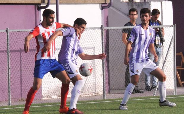 Miguel, autor del gol blanquivioleta, protege el balón en un partido anterior./