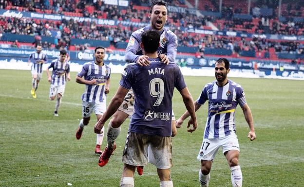 Moyano, a la derecha de la foto, corre a abrazar a Mata tras un gol de este último en el encuentro ante el Osasuna del pasado domingo. /E. Sanz-LOF