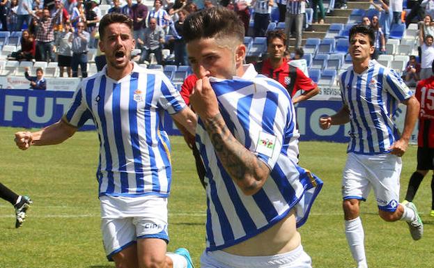 Antonio Domínguez celebra un tanto conseguido con el Recreativo de Huelva./Huelva Información