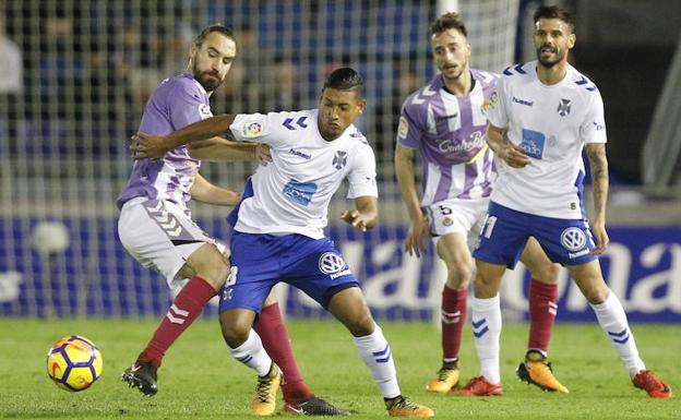 Borja, a la izquierda, intenta ganar un balón en el encuentro de hace dos jornadas, en Tenerife. /Juan García-LOF