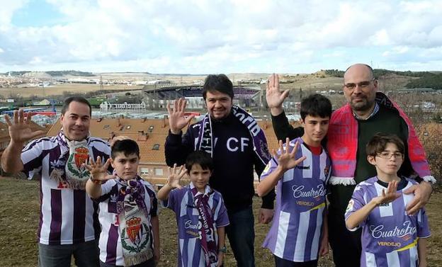 Carlos Santos y su hijo Carlos;Javier Alonso y su hijo Álvaro, y Carlos Pérez y sus hijos Álvaro y Jorge, saludan con el estadio Zorrilla al fondo../RAMÓN GÓMEZ