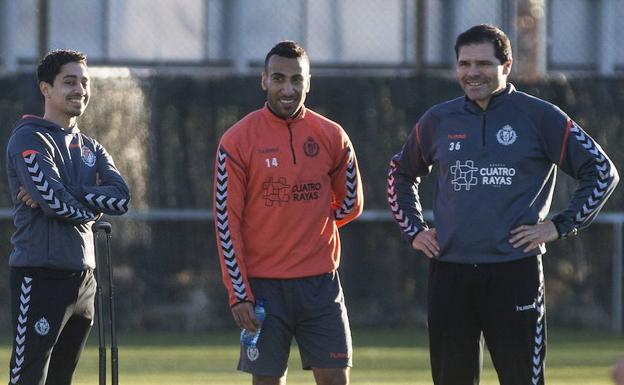 Nooh Al-Mousa, en el centro, junto al traductor que le acompaña y al médico del equipo, Alberto López./Alberto Mingueza