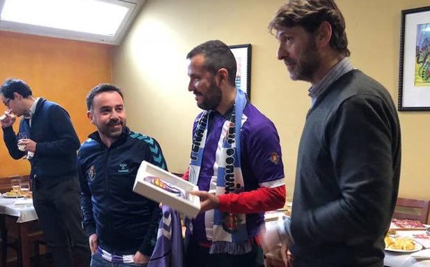 Suárez, durante la mañana del sábado en Lugo, con el presidente de la peña de La Coruña y el presidente de la Federación de peñas de Valladolid. /EL NORTE