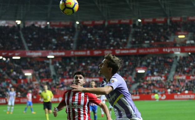 La entrada en El Molinón, en el partido de ida, ya dejó clara la rivalidad entre ambos equipos. /R. GÓMEZ