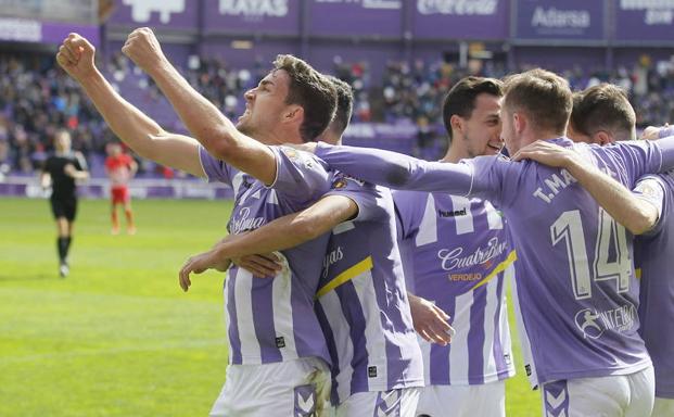Jaime Mata celebra junto a sus compañeros el gol de la remontada ante el Almería. /G. Villamil