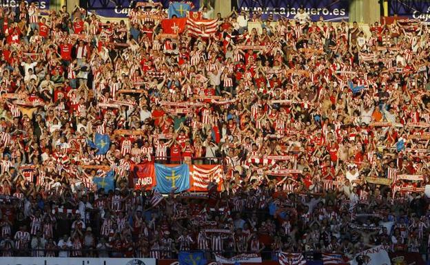 Aficionados del Sporting en la grada de Zorrilla. /