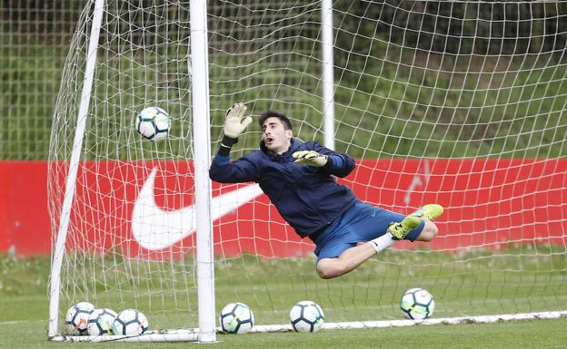 Mariño, durante un entrenamiento en Mareo. /ARNALDO GARCIA
