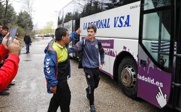 Un aficionado saluda a Toni Villa a la lleada de los jugadores al estadio. /A. Mingueza