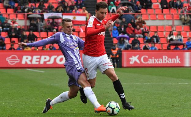 Javi Ontiveros controla el balón en el partido de la pasada semana ante el Nàstic./LOF