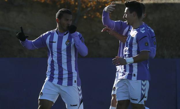 Luis Suárez (izquierda) celebra un gol con el Real Valladolid B./Rodrigo Jiménez