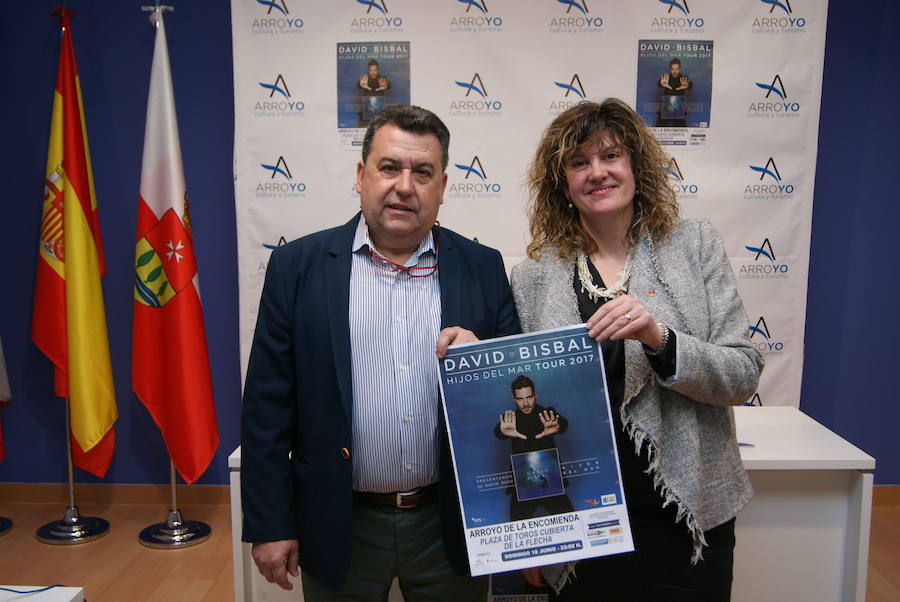 Presentación del concierto de Bisbal a cargo del alcalde, José Manuel Barrio, y la concejal responsable, Isabel Mansilla. /Jota de la Fuente