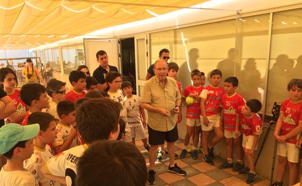 Jugadores del BM Arroyo en su visita a Gerovida.
