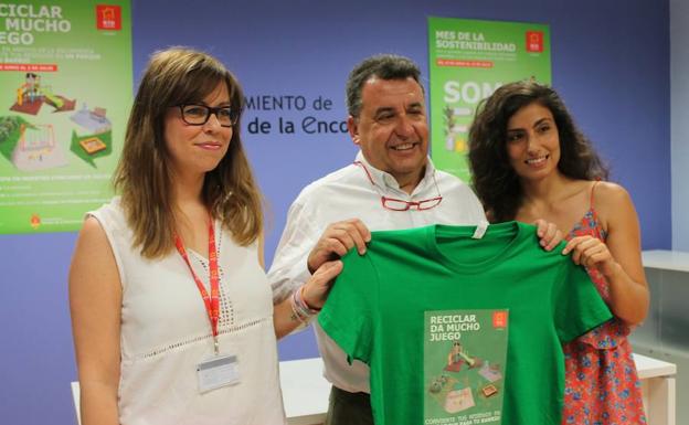 De izquierda a derecha: Sara Valladolid, directora de Marketing de RÍO Shopping, José Manuel Barrio, Alcalde y Rocío Fuentes Chillón, concejala de Medioambiente.