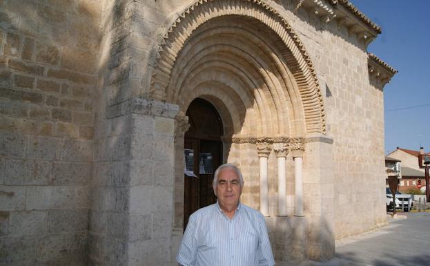 Don Mariano ante la iglesia románica de Arroyo.