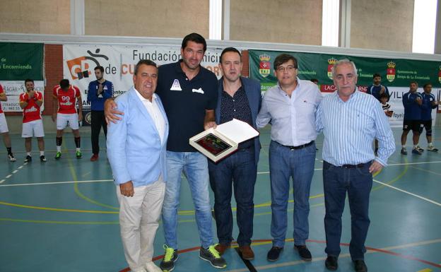 Ávila recibió un más que merecido homenaje antes de comenzar el partido.