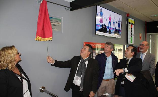 José Manuel Barrio descubre la placa que acredita la inauguración del CDO La Almendrera. /Jota de la Fuente