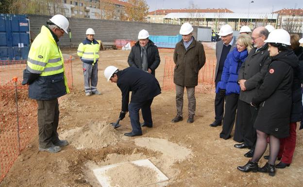 José Antonio Otero se dispone a cubrir la primera piedra de arena ante la mirada del alaclde, José Manuel Barrio y varios concejales del municipio. /Jota de la Fuente