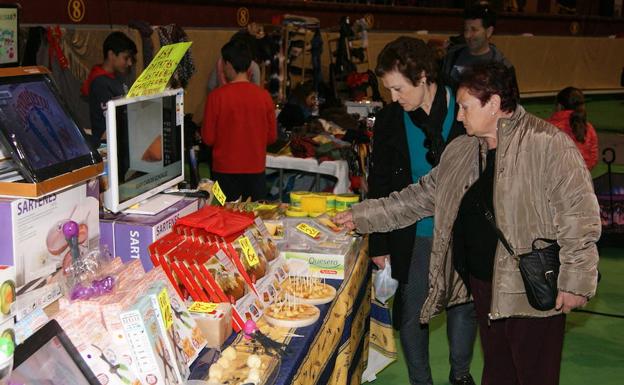 Dos señoras comprueban la calidad de los productos de El Mercado de Arroyo. /Jota de la Fuente