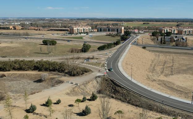 Terrenos donde Fomento diseña actualmente la nueva rotonda que dará salida norte por la A-62 a los vecinos de Arroyo. /Gaby Villamil