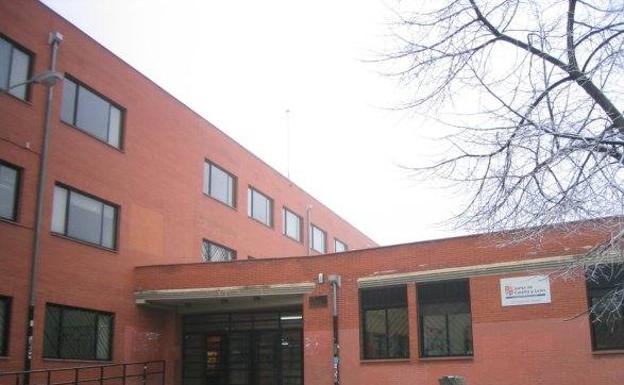 Acceso a unos de los tres institutos a los que acuden los alumnos afectados. /Jota de la Fuente