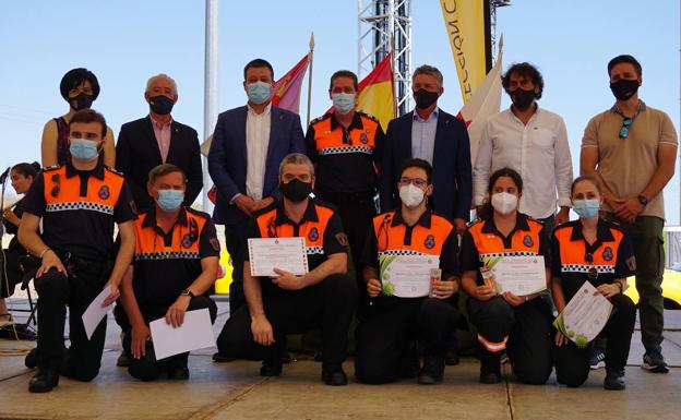 Volunatarios de Protección Civil con sus diplomas y medallas que reconocen su labor, junto al alcalde de Arroyo, Sarbelio Fernández, y varos concejales del municipio. /JOta de la Fuente