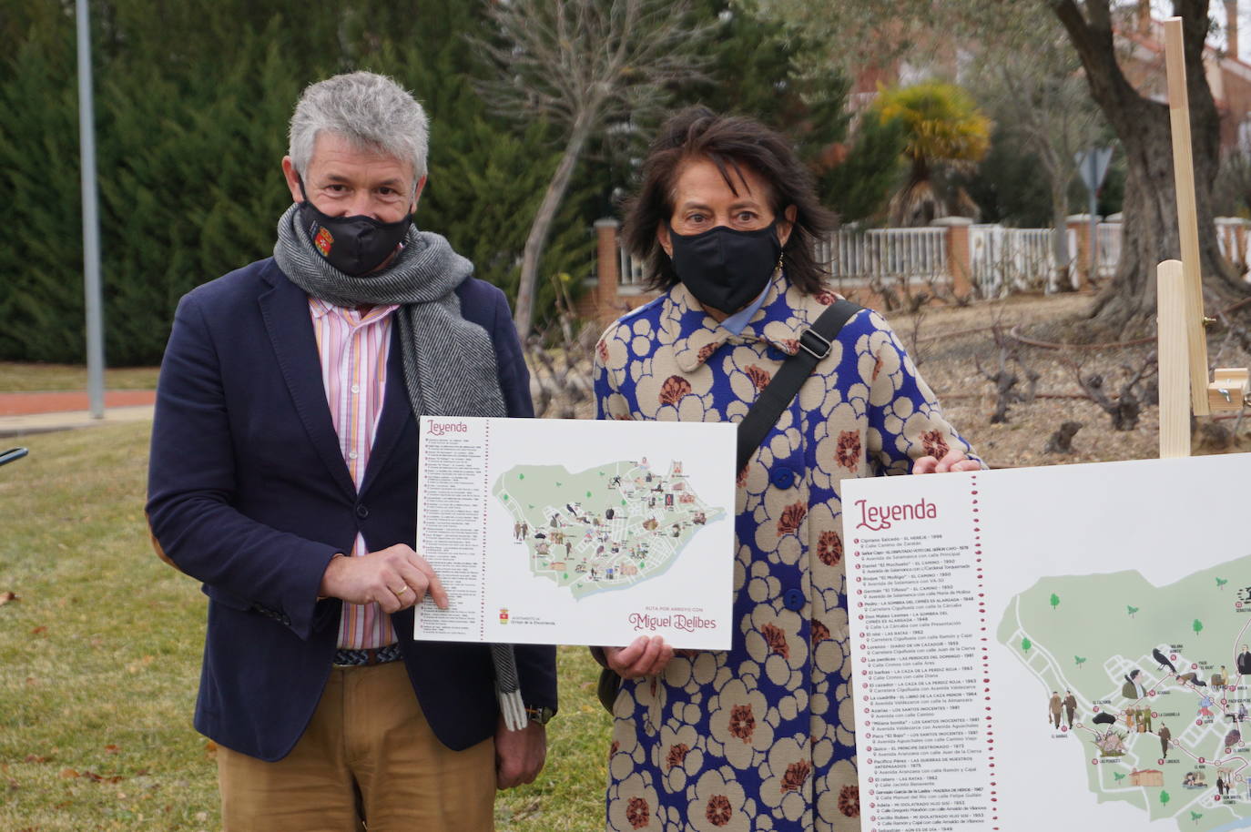 Elisa Delibes y el alcalde de Arroyo, Sarbelio Fernández, en la inauguración de la Ruta por Arroyo con Miguel Delibes. /Jota de la Fuente
