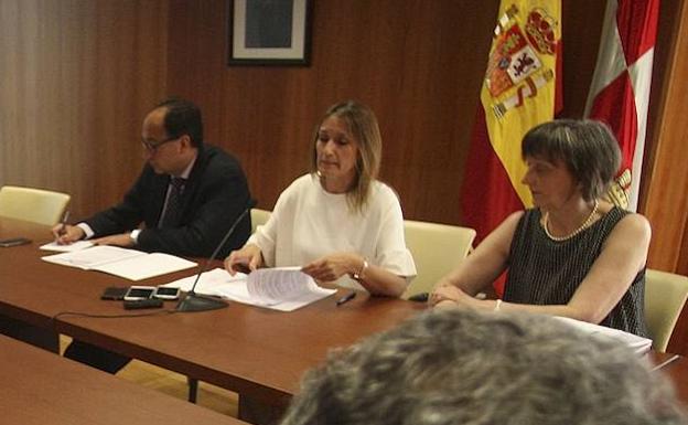 La gerente del Ecyl, Rocío Lucas, en el centro, presenta el Plan de Empleo Local en Soria./Julián García