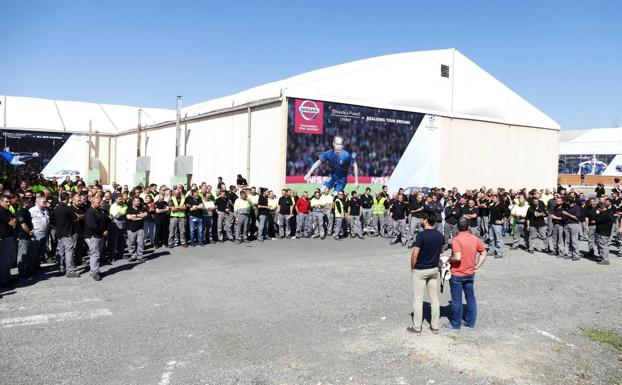 Rubén Zazo y Felipe González, presidente y secretario del Comité de Empresa de Nissan, dirigiéndose a los trabajadores en la hora del bocadillo./M.F.J.