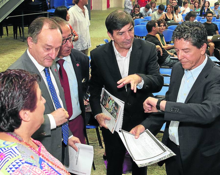 El rector, Daniel Miguel, (izquierda), charla con la alcaldesa, Clara Luquero, y el decano de Comunicación, Agustín García Matilla, minutos antes del comienzo del congreso. /A. de Torre