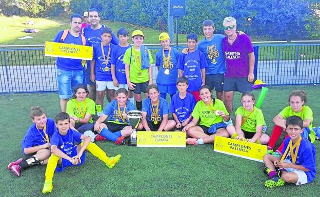 Los equipos palentinos posan con sus medallas, y con la copa de campeonas./EL NORTE