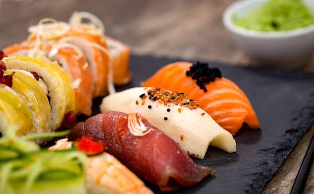 Diferentes piezas de sushi en un restaurante japonés. /
