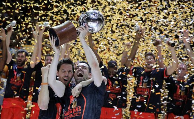 Van Rossom y Rafa Martínez alzan el título. /Manuel Bruque (Efe)