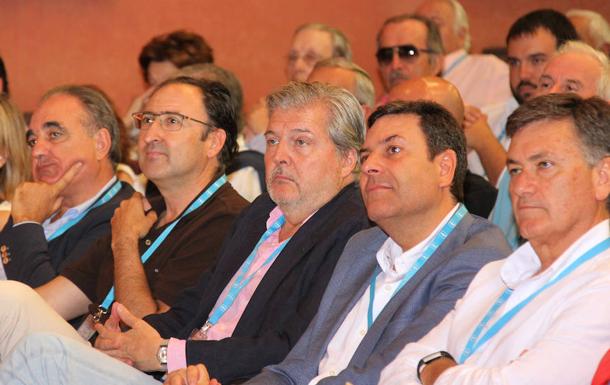 Méndez de Vigo escucha a Ángeles Armisén entre otros dirigentes del PP.