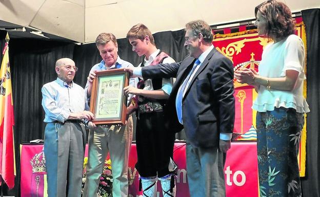 Un momento de la entrega de la distinción. /El Norte