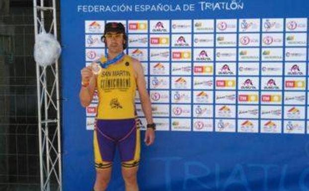 El deportista Paco San Martín con la medalla. /El Norte