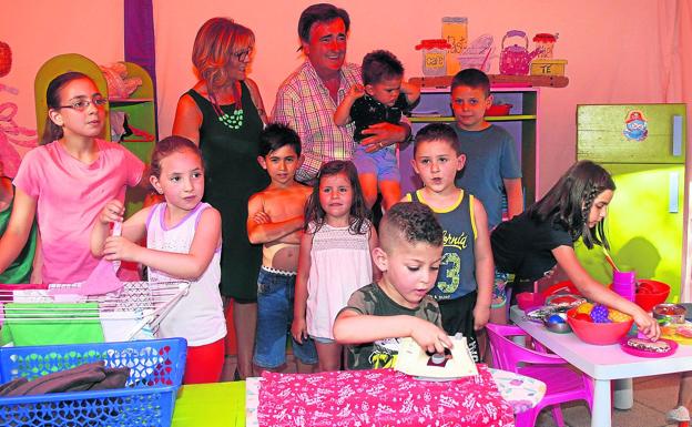 El alcalde de Cuéllar, al fondo, con unos niños, durante su visita al Poblado de la Igualdad. /M. Rico