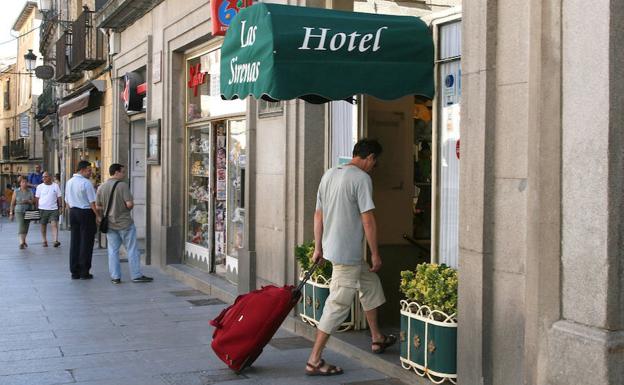 Un turista entra en un hotel.