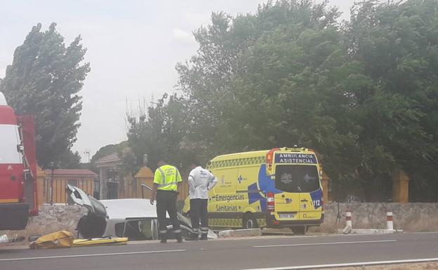 Efectivos de la Guardia Civil y del 112 intervienen en el accidente. /L. S.