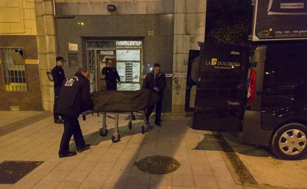 Personal de la furneraria traslada el cuerpo de la mujer asesinada en el paseo de la Estación./Manuel Laya