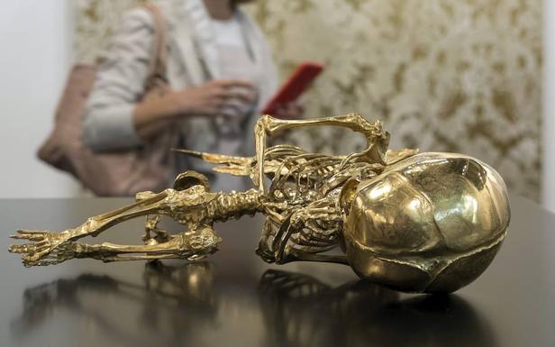 Una mujer obselva la obra 'Cupid's Lie', de Hirst. /Georgios Kefalas (Efe)