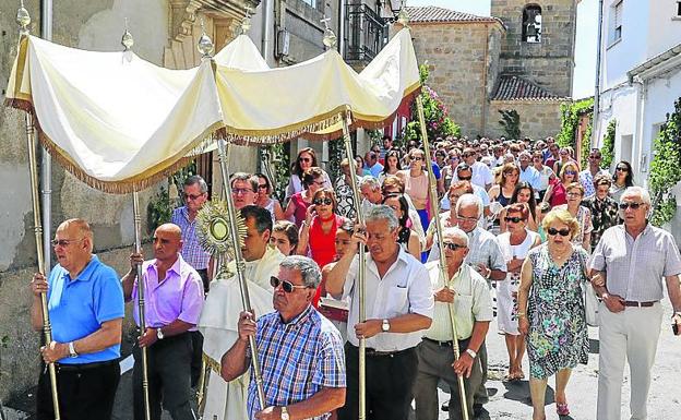 Procesión por las calles de Cabrerizos con el Santísimo bajo palio./MANUEL LAYA