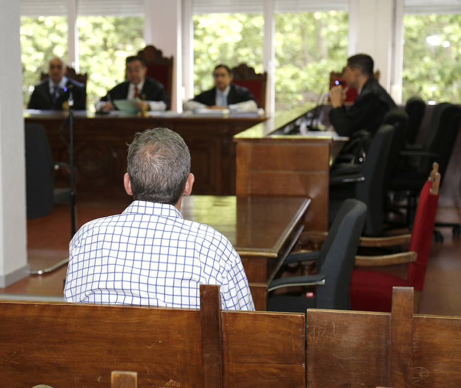 El acusado, de espaldas, ante el tribunal de la Audiencia. Antonio Quintero/