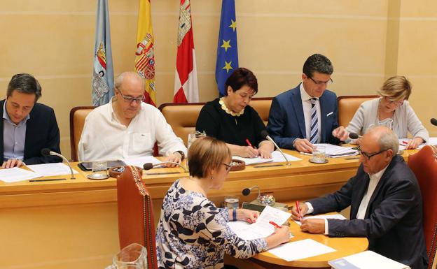 La alcaldesa, Clara Luquero (centro), junto a concejales del equipo de gobierno, en el pleno de este viernes. /Antonio de Torre