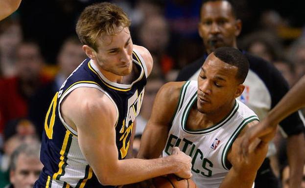 Gordon Hayward disputa el balón con Avery Bradley, su nuevo compañero de equipo./CJ GUNTHER