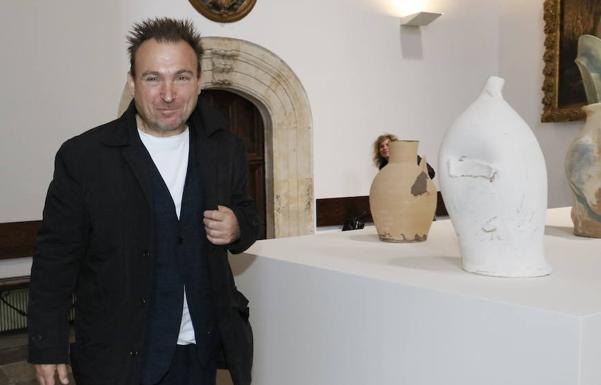 Miquel Barceló posa en la inauguración de su exposición 'El arca de Noé'. /Manuel Laya